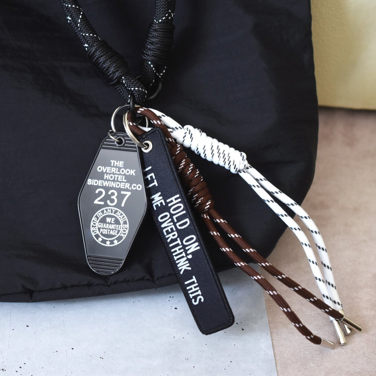 画像7: 夏の新作【残り2】ブラウン×ホワイトコード　ブラック　ハンドストラップ・スマホホルダー・バッグチャーム   (7)