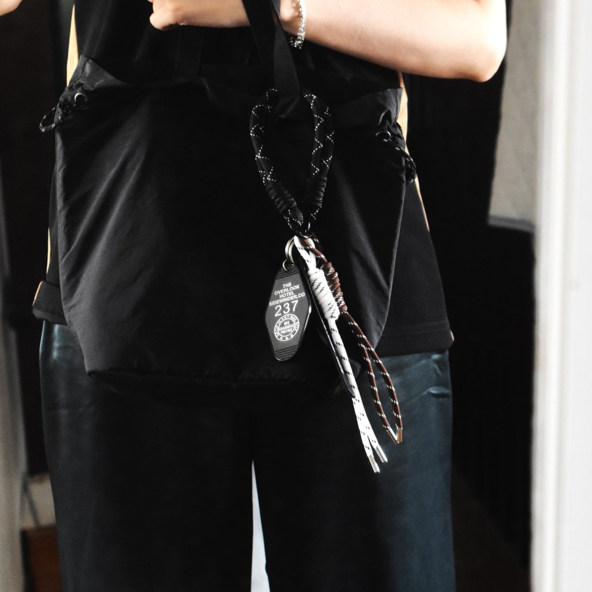 画像12: 夏の新作【残り2】ブラウン×ホワイトコード　ブラック　ハンドストラップ・スマホホルダー・バッグチャーム   (12)