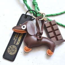 画像2: 夏の新作【限定】ダックスフント　チョコレート　グリーン　ハンドストラップ・スマホホルダー・バッグチャーム  (2)