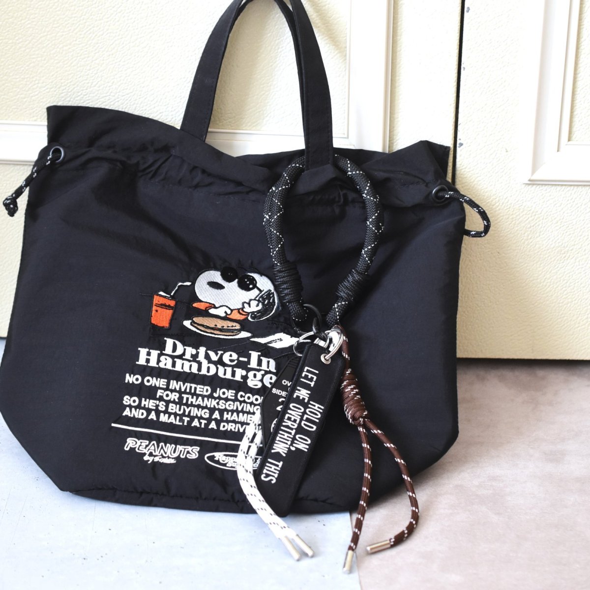 画像13: 夏の新作【残り2】ブラウン×ホワイトコード　ブラック　ハンドストラップ・スマホホルダー・バッグチャーム   (13)