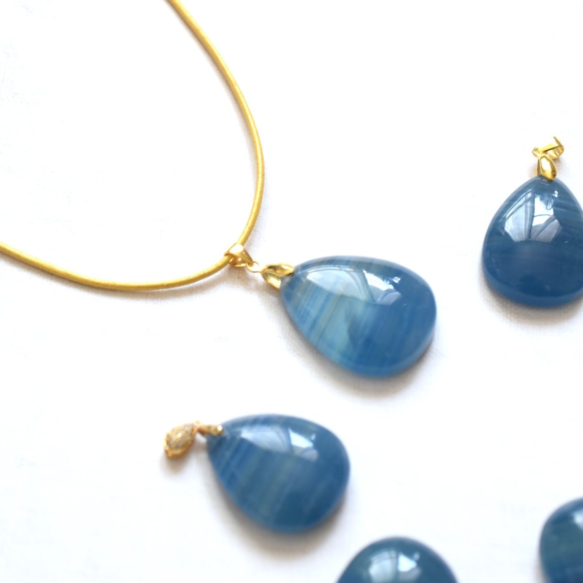 画像5: 夏の新作【選べる・1点もの】天然　デニムブルー　バンデッドカルサイト　革コードネックレス85cm  (5)