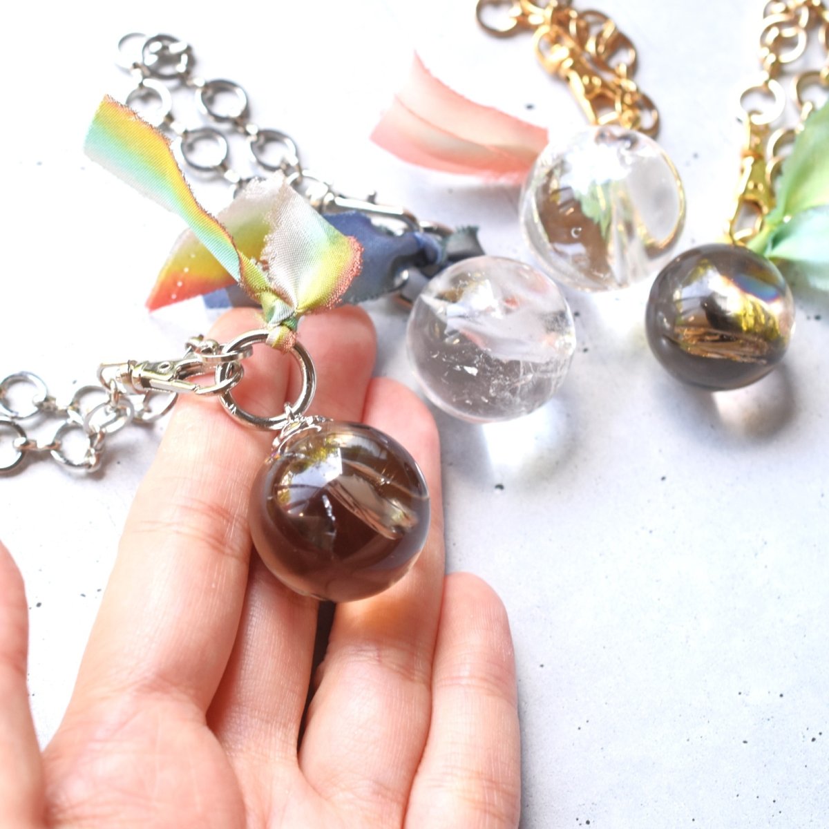 画像7: 新作【限定数・選べる】虹入り　水晶　スモーキークォーツ　アイリスクォーツ　手染めシルクリボン　バッグチャーム  (7)