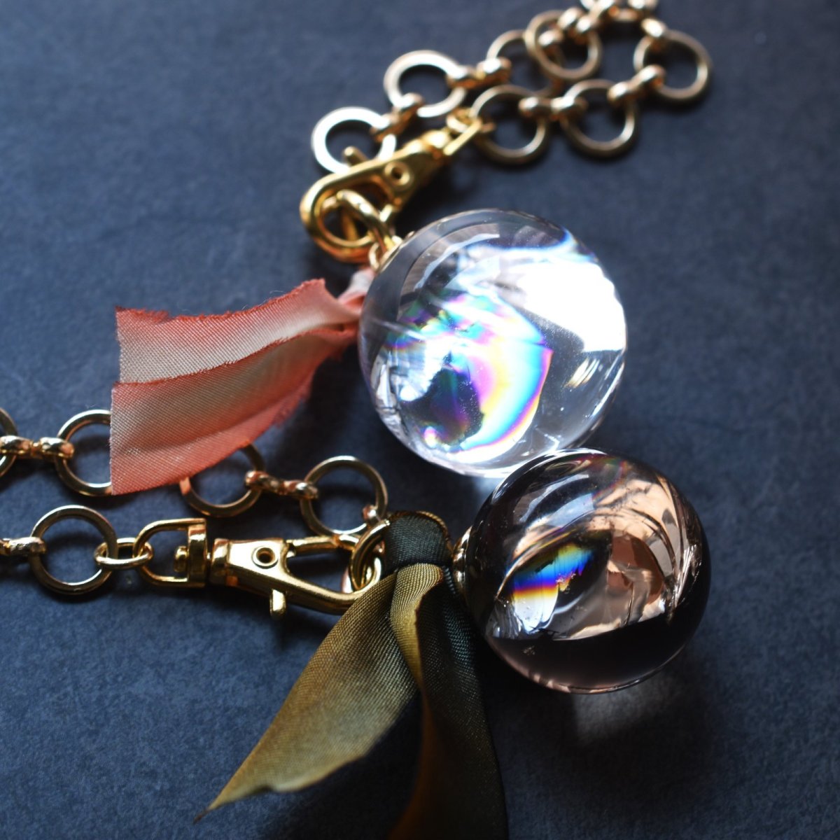 画像13: 新作【限定数・選べる】虹入り　水晶　スモーキークォーツ　アイリスクォーツ　手染めシルクリボン　バッグチャーム  (13)