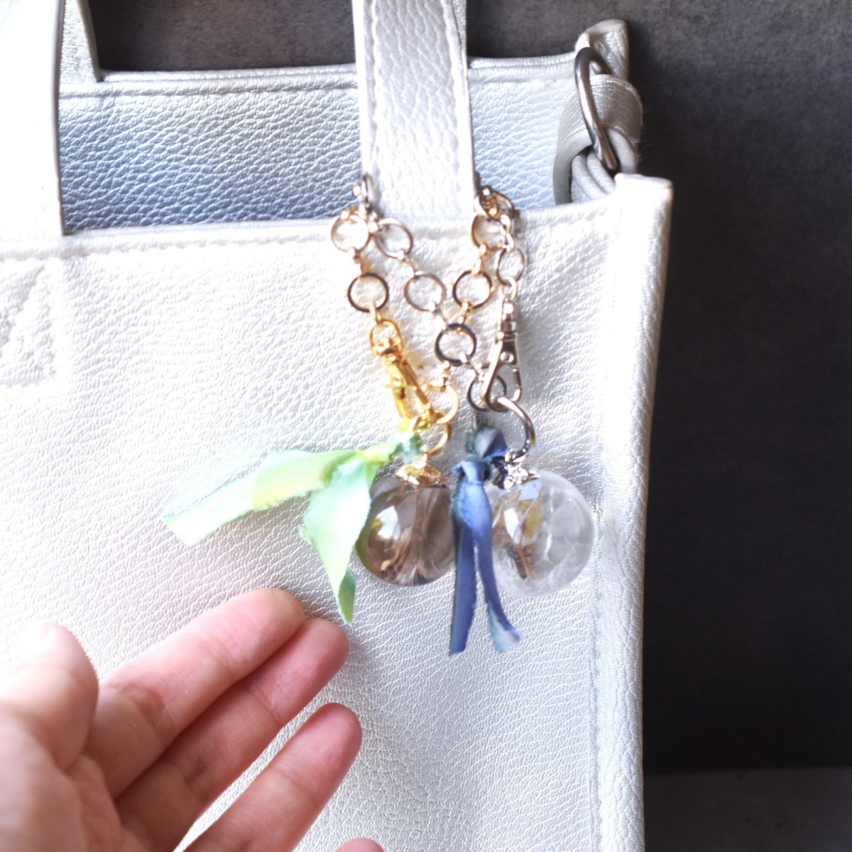 画像20: 新作【限定数・選べる】虹入り　水晶　スモーキークォーツ　アイリスクォーツ　手染めシルクリボン　バッグチャーム  (20)
