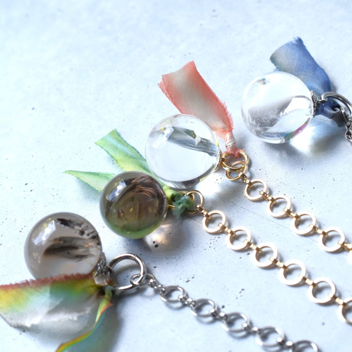 画像17: 新作【限定数・選べる】虹入り　水晶　スモーキークォーツ　アイリスクォーツ　手染めシルクリボン　バッグチャーム  (17)