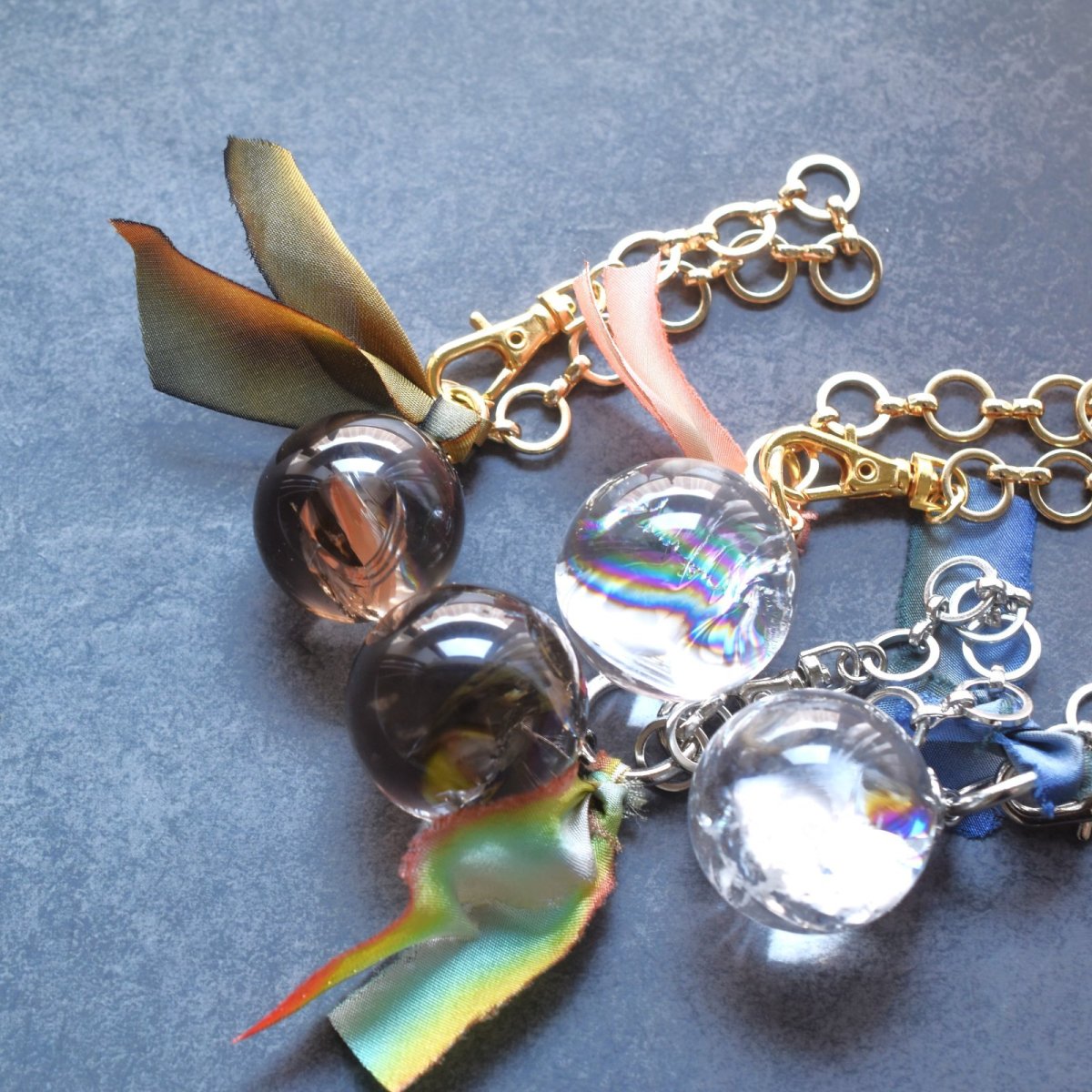 画像15: 新作【限定数・選べる】虹入り　水晶　スモーキークォーツ　アイリスクォーツ　手染めシルクリボン　バッグチャーム  (15)