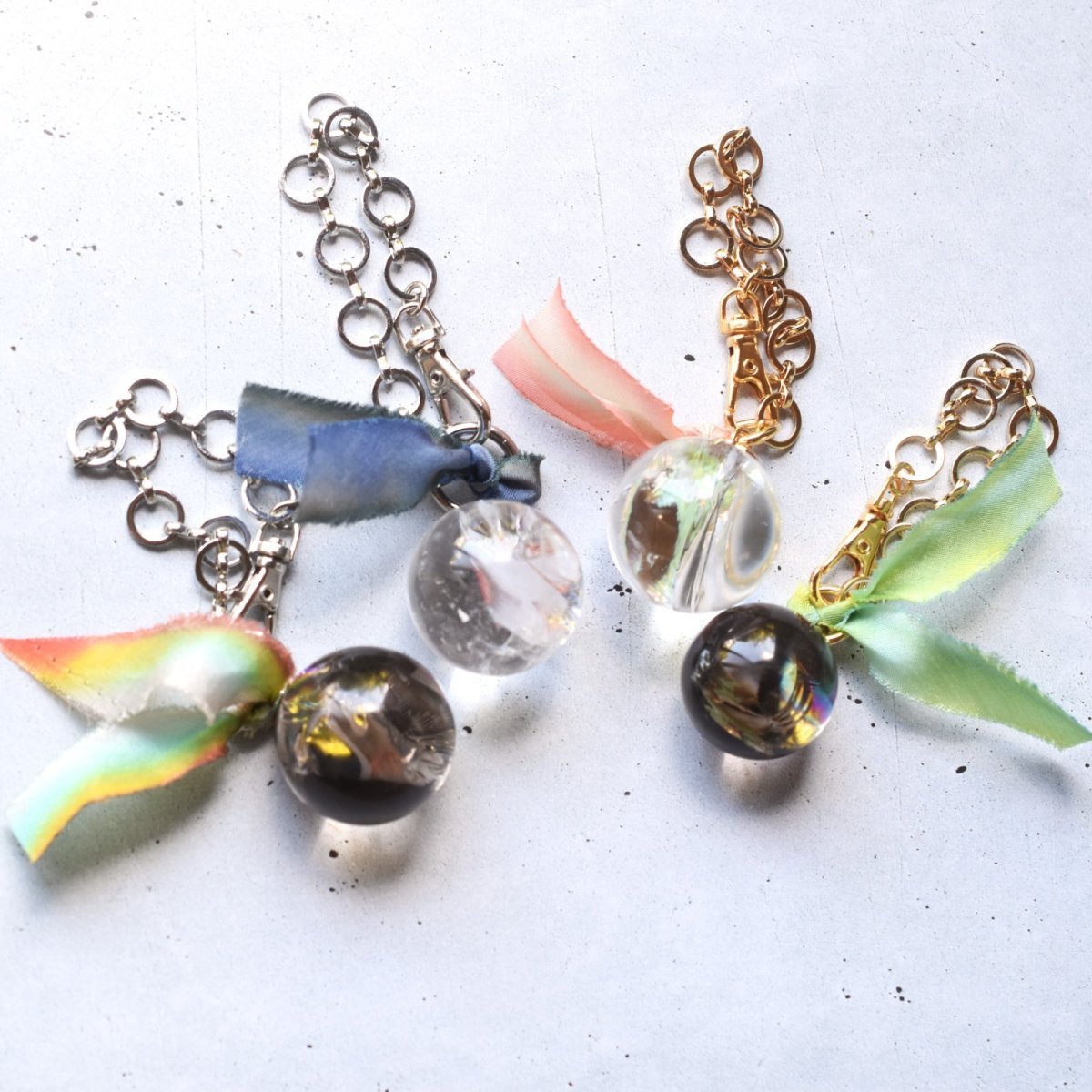 画像16: 新作【限定数・選べる】虹入り　水晶　スモーキークォーツ　アイリスクォーツ　手染めシルクリボン　バッグチャーム  (16)