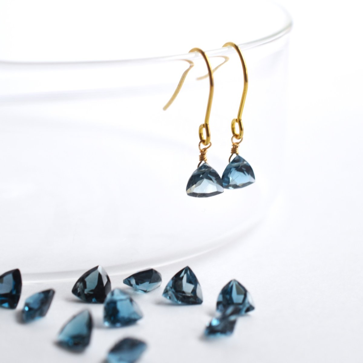 画像6: 数量限定【イヤリング変更可】４A　ロンドンブルートパーズ　トライアングル　サージカルステンレスフックピアス  (6)