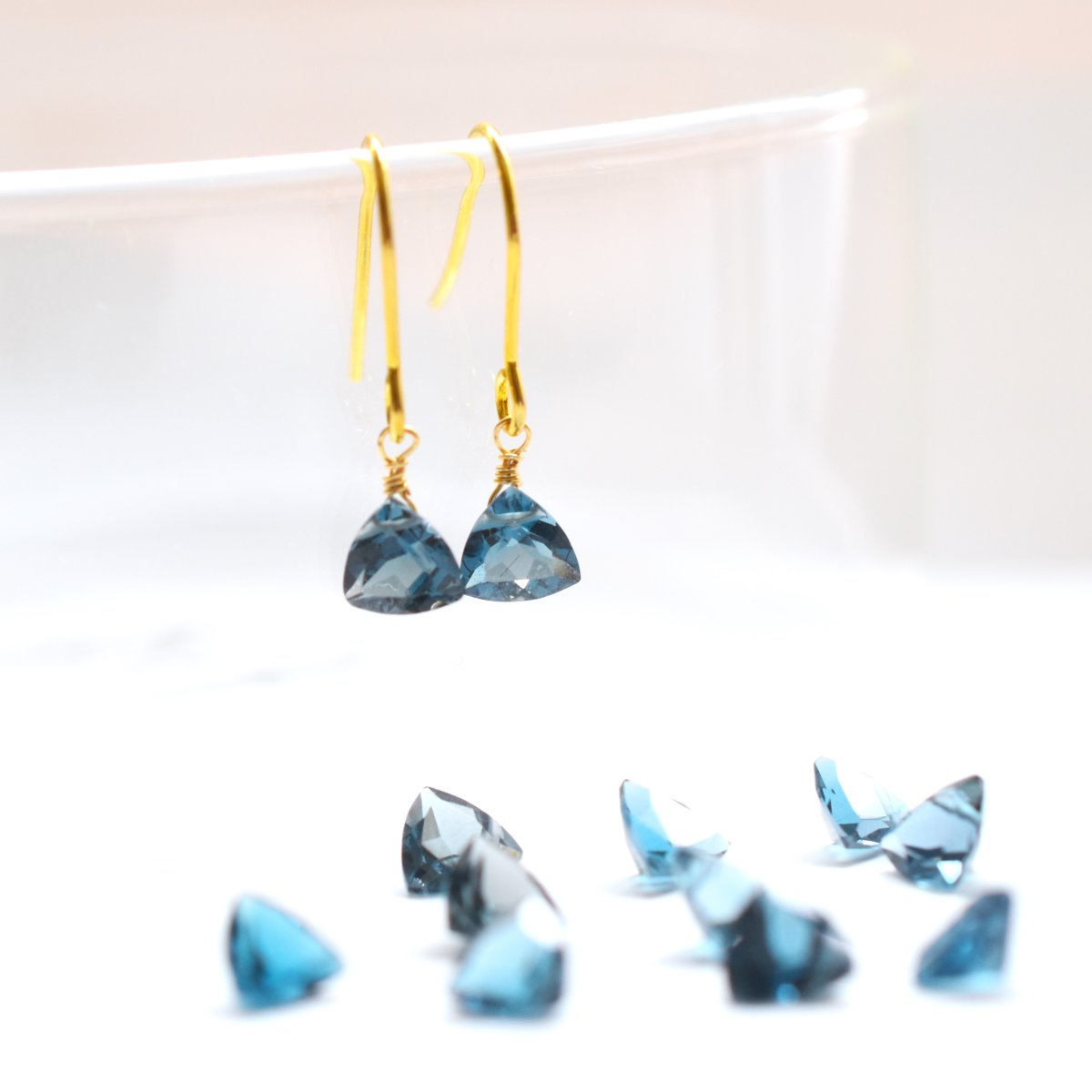 画像2: 数量限定【イヤリング変更可】４A　ロンドンブルートパーズ　トライアングル　サージカルステンレスフックピアス  (2)