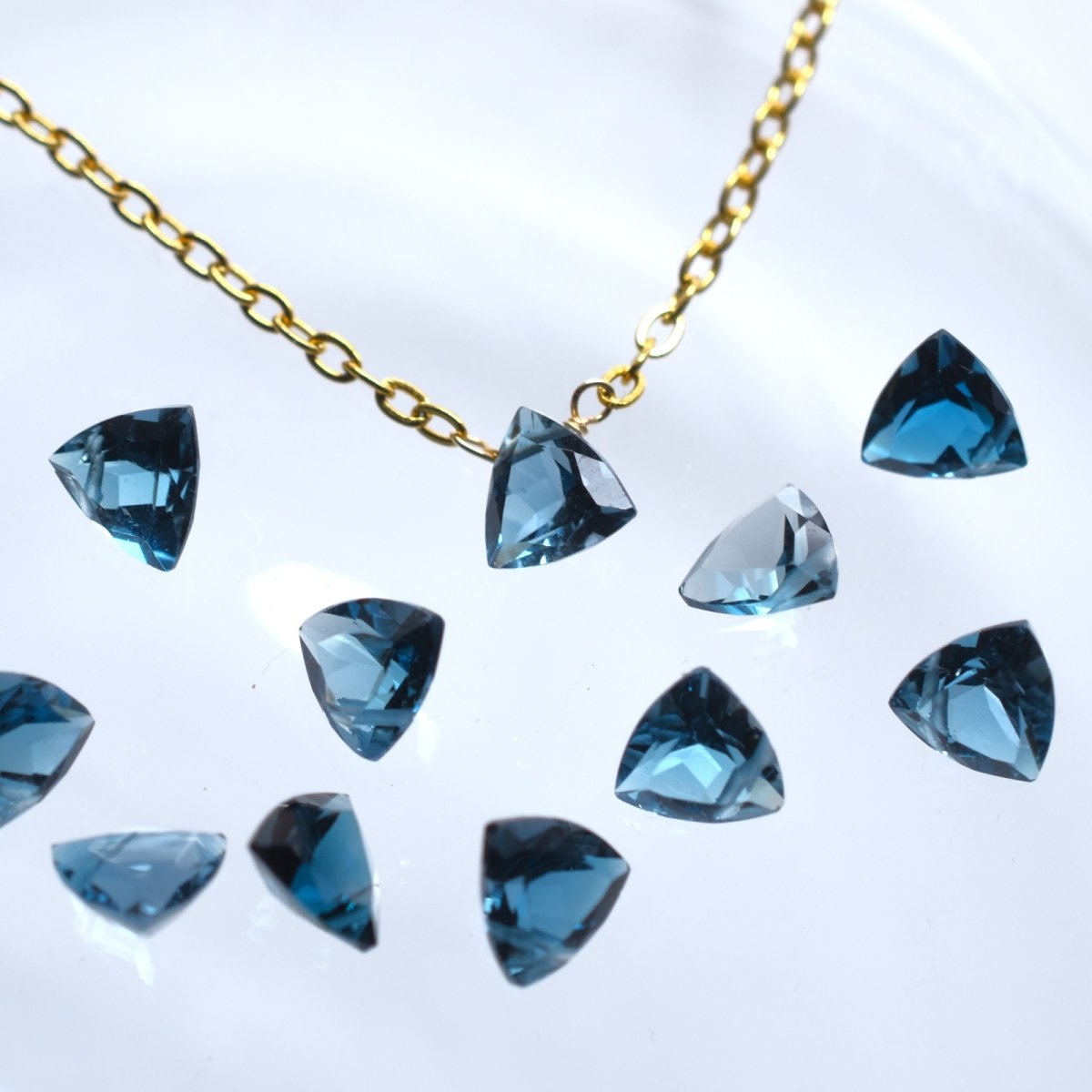 画像2: 新作【数量限定】4Aランク　ロンドンブルートパーズ　トライアングル　6mm サージカルステンレスネックレス  (2)