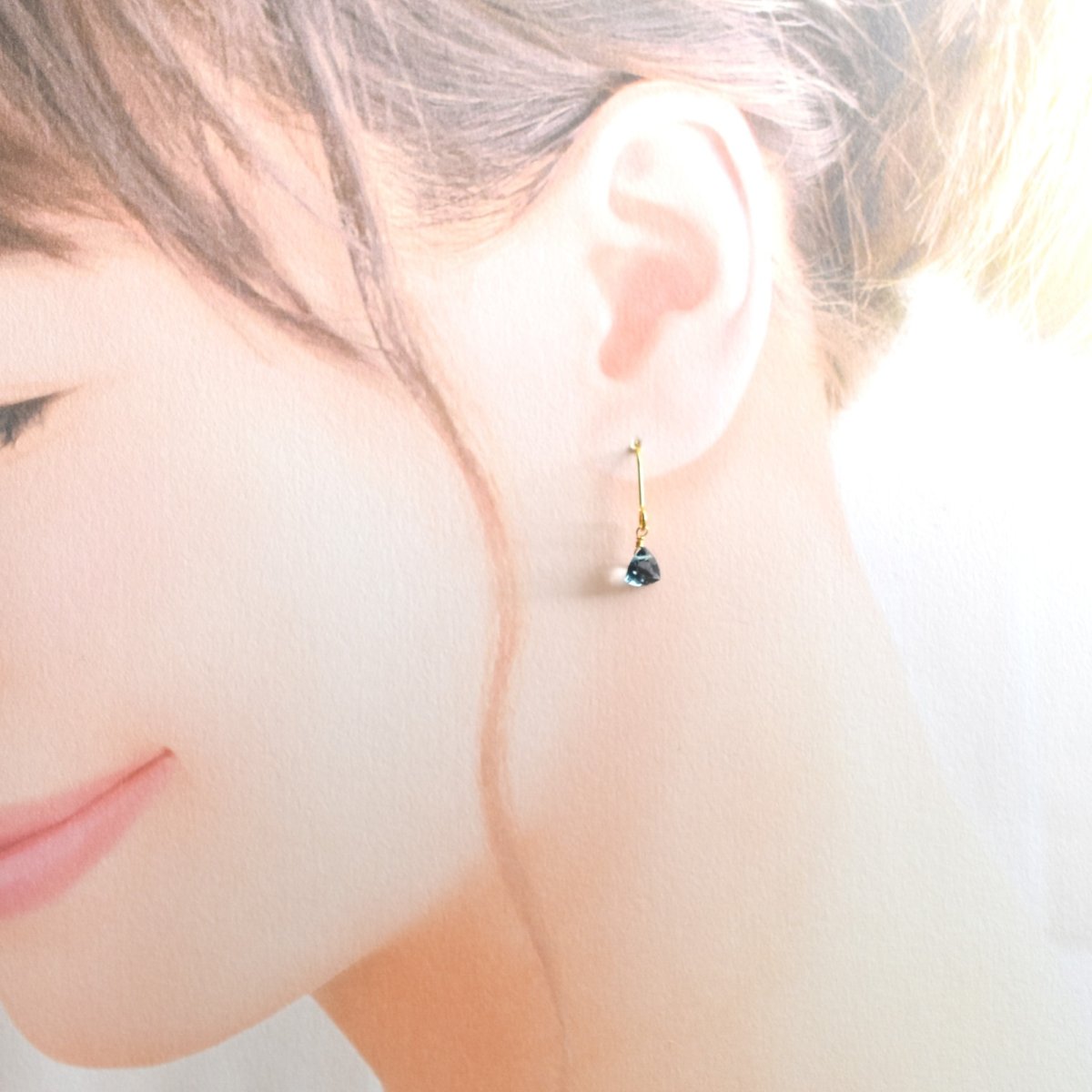 画像7: 数量限定【イヤリング変更可】４A　ロンドンブルートパーズ　トライアングル　サージカルステンレスフックピアス  (7)