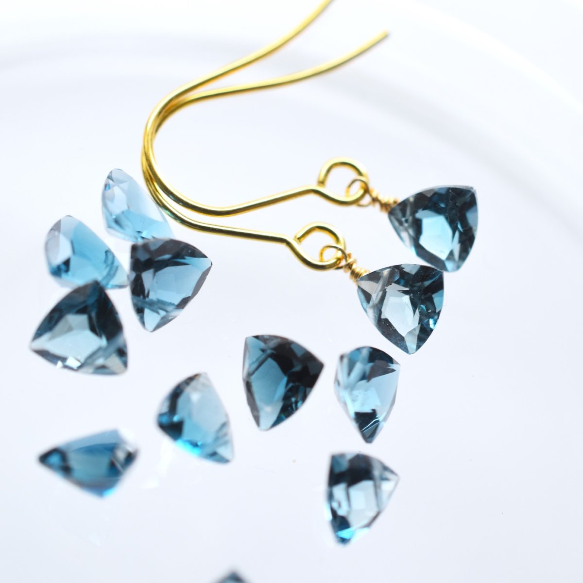 画像5: 数量限定【イヤリング変更可】４A　ロンドンブルートパーズ　トライアングル　サージカルステンレスフックピアス  (5)