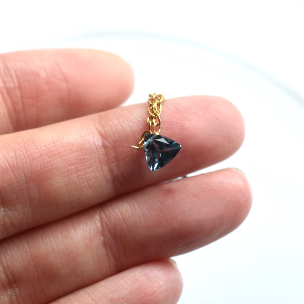 画像6: 新作【数量限定】4Aランク　ロンドンブルートパーズ　トライアングル　6mm サージカルステンレスネックレス  (6)