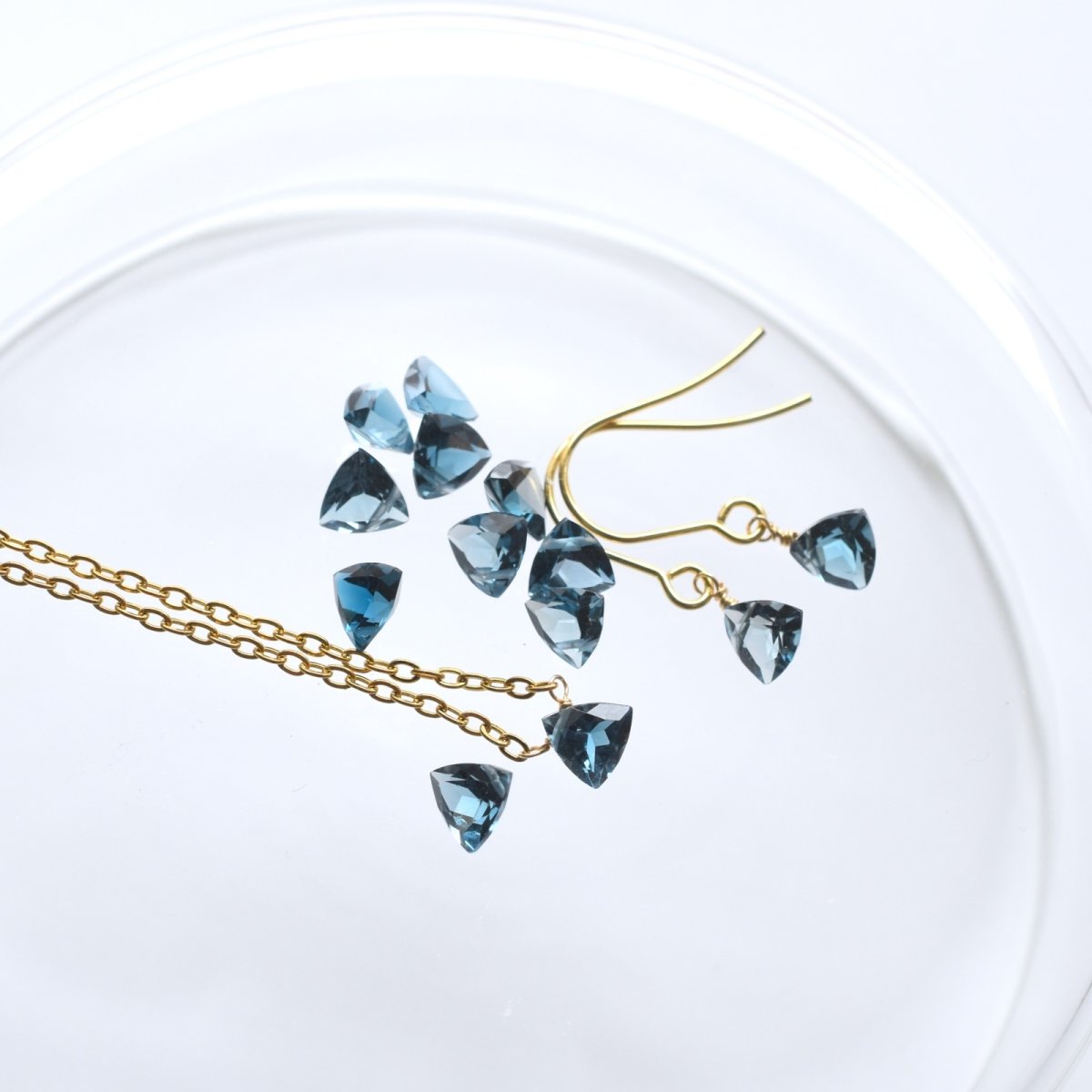 画像9: 新作【数量限定】4Aランク　ロンドンブルートパーズ　トライアングル　6mm サージカルステンレスネックレス  (9)