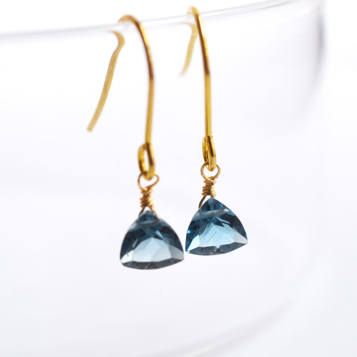 画像4: 数量限定【イヤリング変更可】４A　ロンドンブルートパーズ　トライアングル　サージカルステンレスフックピアス  (4)