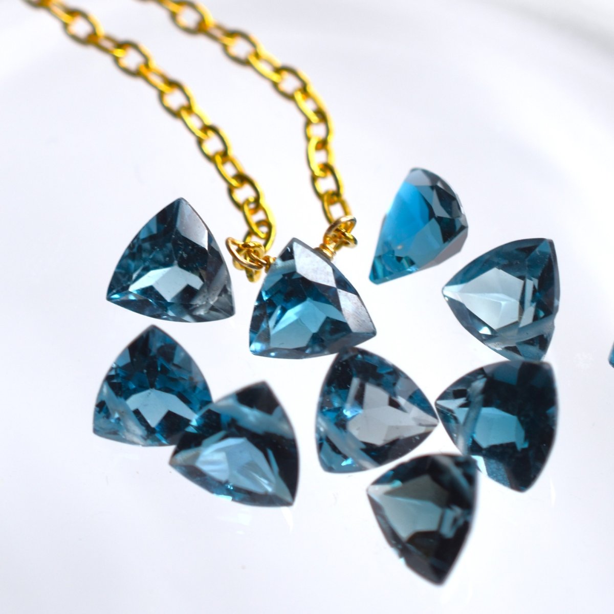 画像5: 新作【数量限定】4Aランク　ロンドンブルートパーズ　トライアングル　6mm サージカルステンレスネックレス  (5)