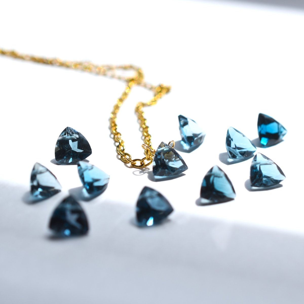 画像4: 新作【数量限定】4Aランク　ロンドンブルートパーズ　トライアングル　6mm サージカルステンレスネックレス  (4)