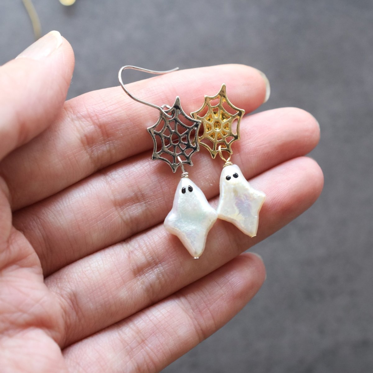 画像9: 秋の新作【数量限定・選べる】ハロウィン　お化け　淡水パール　と　クモの巣　サージカルステンレスピアス  (9)