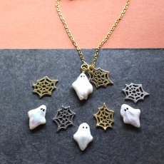 画像1: 秋の新作【数量限定】ハロウィン　お化け　淡水パール　と　クモの巣　サージカルステンレスネックレス  (1)