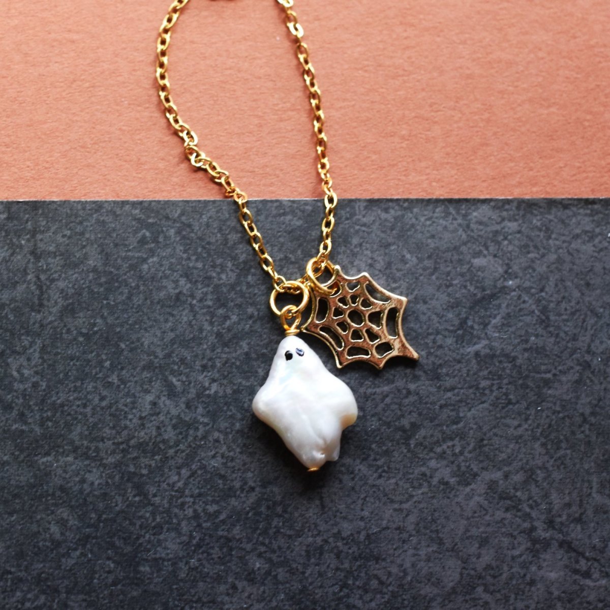 画像2: 秋の新作【数量限定】ハロウィン　お化け　淡水パール　と　クモの巣　サージカルステンレスネックレス  (2)