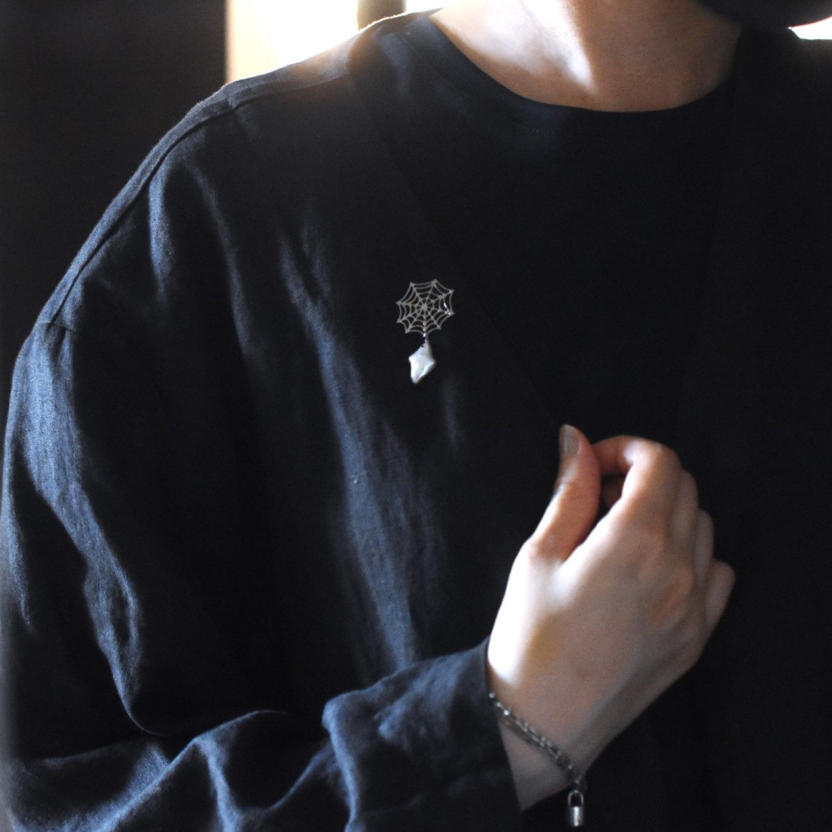 画像14: 秋の新作【数量限定】ハロウィン　お化け　淡水パール　と　クモの巣　ブローチ・ピン (14)