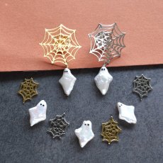 画像1: 秋の新作【数量限定】ハロウィン　お化け　淡水パール　と　クモの巣　ブローチ・ピン (1)