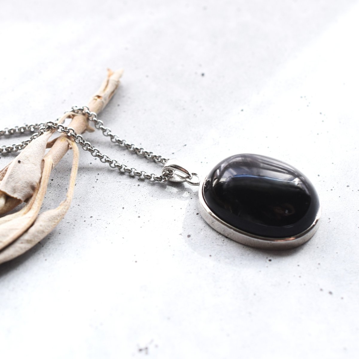 画像4: 秋の新作【数量限定・残り9】超大粒　チベット産モリオン(黒水晶）　サージカルステンレス　ロングネックレス  (4)