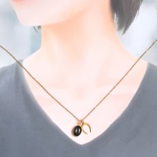 画像7:  冬の新作【数量限定・５点】希少石　グリーンマイカ　カボション　馬蹄チャーム付き　サージカルステンレスネックレス40cm  (7)