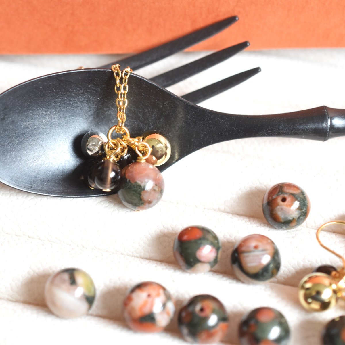 画像1: 冬の新作【数量限定】希少石　ナンホーン瑪瑙　オーナメント風　メタルボール　サージカルステンレスネックレス40cm  (1)