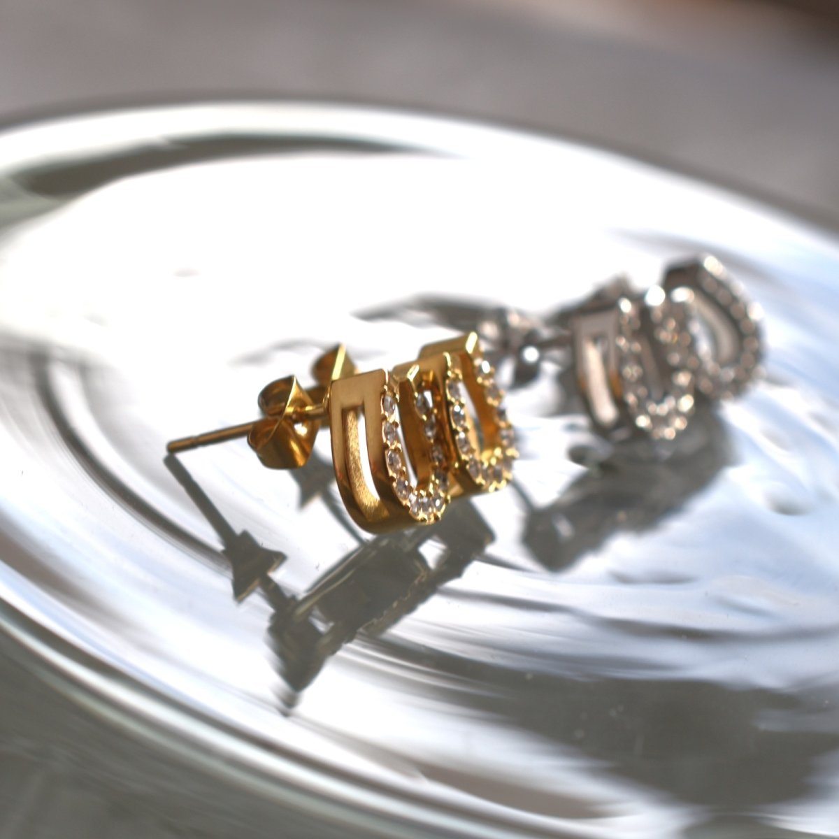 画像7: 冬の新作【選べる・金属アレルギー対応・つけっぱなし】2026午年　ホースシュー　馬蹄　サージカルステンレスピアス  (7)