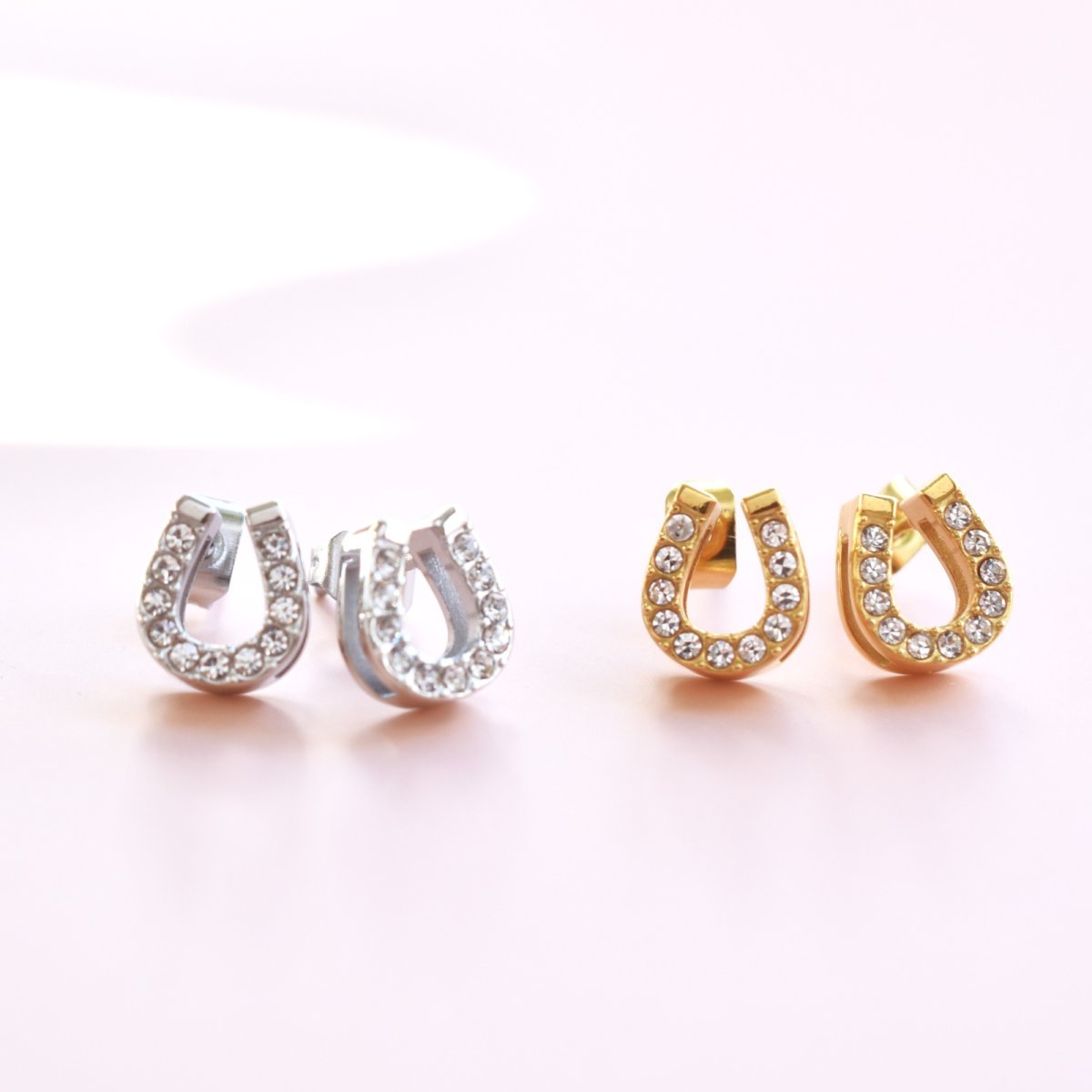 画像1: 冬の新作【選べる・金属アレルギー対応・つけっぱなし】2026午年　ホースシュー　馬蹄　サージカルステンレスピアス  (1)