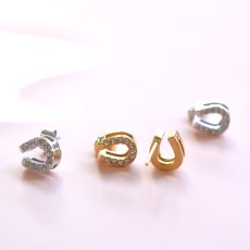 画像2: 冬の新作【選べる・金属アレルギー対応・つけっぱなし】2026午年　ホースシュー　馬蹄　サージカルステンレスピアス  (2)