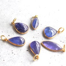 画像2: 特別価格【選べる・1点もの】インドジャイプール仕入れ！　タンザナイト　フレーム　サージカルステンレスネックレス  (2)