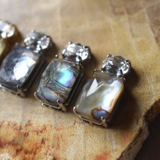 画像2: 特別価格【残り2・1点もの】香水　フレーム　アバロンシェルクリスタル　×　クリスタルガラス　サージカルステンレスネックレス  (2)