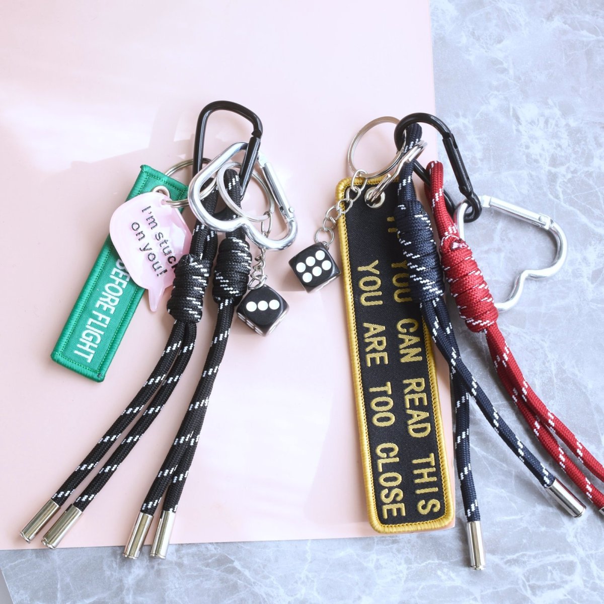 画像2: 新作追加！男女兼用【数量限定】コード×タグ　ハート　カラビナ　ハンドストラップ・スマホホルダー・バッグチャーム (2)