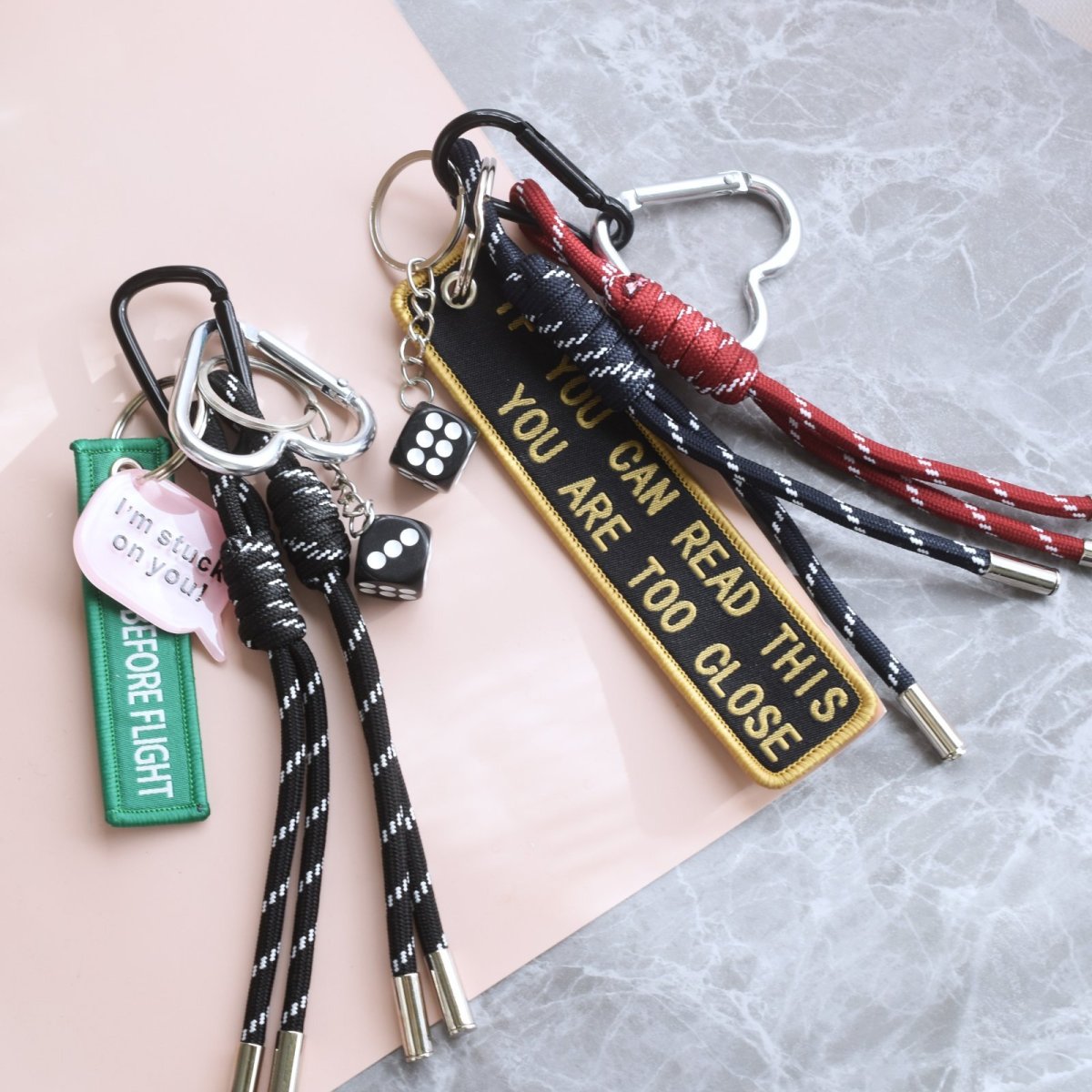 画像1: 新作追加！男女兼用【数量限定】コード×タグ　ハート　カラビナ　ハンドストラップ・スマホホルダー・バッグチャーム (1)