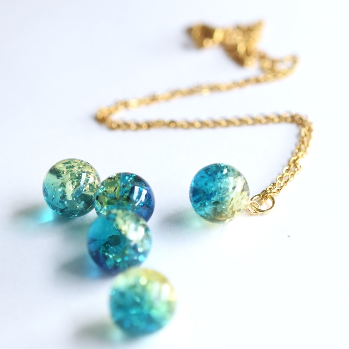 画像11: 春の新作【残り26】朝の海のきらめき　バイカラー　ブルーグリーン＆イエロー　アンバー　(琥珀）　ステンレスネックレス  (11)