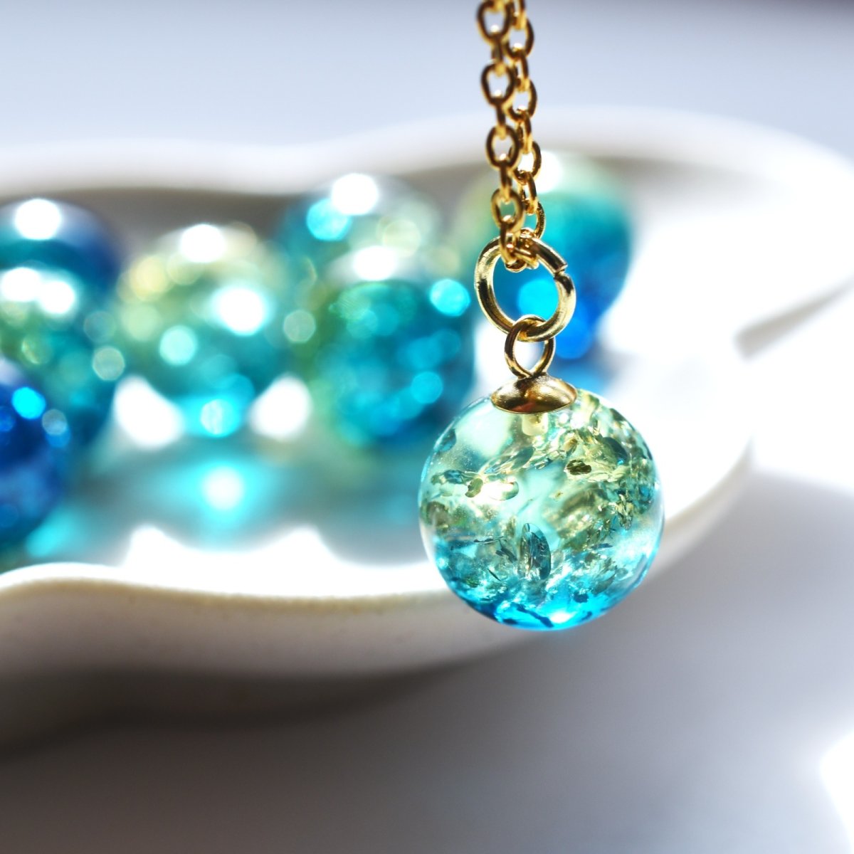 画像9: 春の新作【残り26】朝の海のきらめき　バイカラー　ブルーグリーン＆イエロー　アンバー　(琥珀）　ステンレスネックレス  (9)