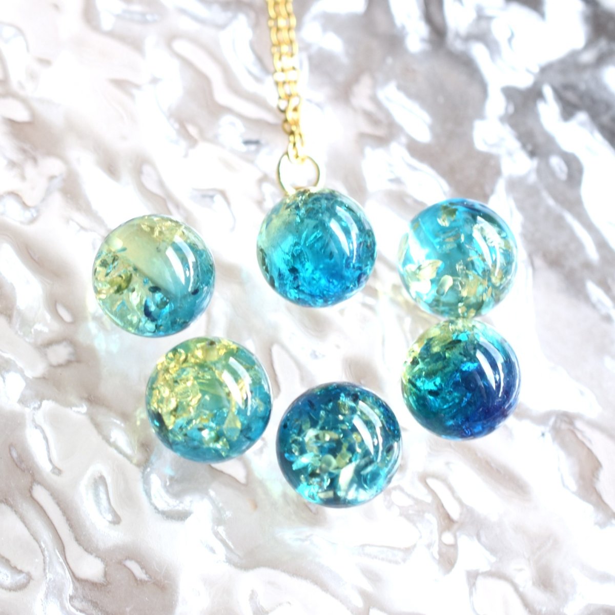 画像13: 春の新作【残り26】朝の海のきらめき　バイカラー　ブルーグリーン＆イエロー　アンバー　(琥珀）　ステンレスネックレス  (13)