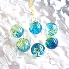 画像13: 春の新作【残り26】朝の海のきらめき　バイカラー　ブルーグリーン＆イエロー　アンバー　(琥珀）　ステンレスネックレス  (13)