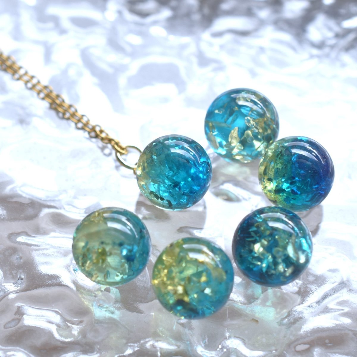 画像12: 春の新作【残り26】朝の海のきらめき　バイカラー　ブルーグリーン＆イエロー　アンバー　(琥珀）　ステンレスネックレス  (12)