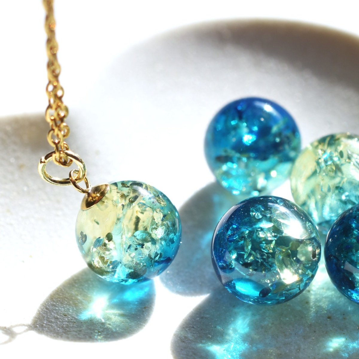 画像10: 春の新作【残り26】朝の海のきらめき　バイカラー　ブルーグリーン＆イエロー　アンバー　(琥珀）　ステンレスネックレス  (10)