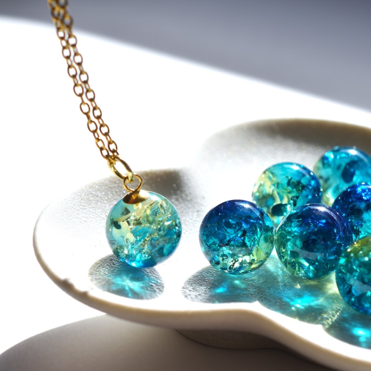 画像8: 春の新作【残り26】朝の海のきらめき　バイカラー　ブルーグリーン＆イエロー　アンバー　(琥珀）　ステンレスネックレス  (8)
