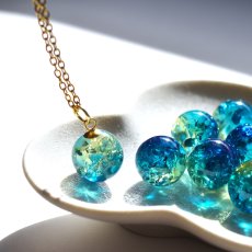 画像8: 春の新作【残り26】朝の海のきらめき　バイカラー　ブルーグリーン＆イエロー　アンバー　(琥珀）　ステンレスネックレス  (8)