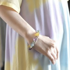 画像1: 夏の新作【残り6】薔薇の季節に　キャンディーカラー♪　フローライト　ローズ　お守り　ブレスレット　  (1)