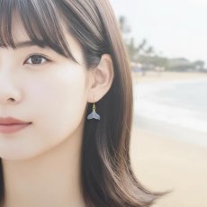 画像8: 夏の新作【ハワイの白鯨】ホエールテール　ホワイトカルセドニー　サージカルステンレスフックピアス  (8)