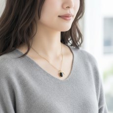 画像8:  冬の新作【残り4点】希少石　グリーンマイカ　カボション　馬蹄チャーム付き　サージカルステンレスネックレス40cm  (8)