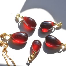 画像1: 新春の新作【選べる】超大粒　ヘソナイトガーネット　しずく型　サージカルステンレスネックレス50cm  (1)