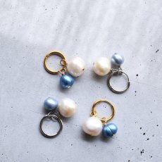 画像1: 春の新作【金具変更可・金属アレルギー対応】ブルーパール&淡水パール　サージカルステンレスフープピアス  (1)
