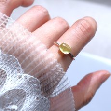 画像7: 春の新作【金属アレルギー対応】天然カラー　ミモザ　イエロープレナイト　オーバル　カボション　SVリング(指輪）  (7)